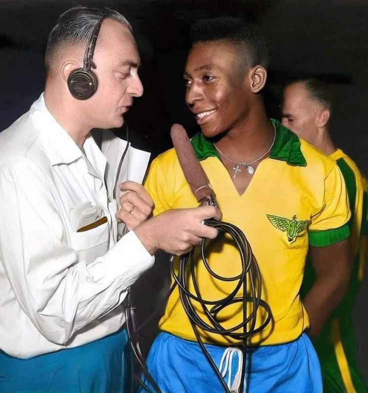 futnostalgico's tweet photo. 🇧🇷 Campeão do mundo e reconhecido internacionalmente aos 18 anos, Pelé não se livrou do serviço militar em 1959. O Rei do Futebol dividiu seu tempo entre o Santos e o 6º Grupo de Artilharia de Costa Motorizado, em Praia Grande.

De acordo com o Centro de Memória do Peixe, Pelé era o Soldado 202 Nascimento e não tinha regalias. Limpava coturno, engraxava, lavava roupa, era sentinela…

O Rei foi campeão sul-americano pela seleção das Forças Armadas e marcou 14 vezes em 10 partidas.