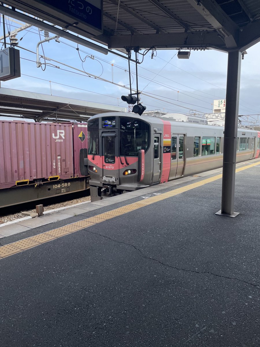 itimi34OH's tweet photo. 113系の頃と同じように、1300Mを選んで乗っていきます
3両でも余裕ありますね

網干の時点でまだ7:30過ぎですが、なんと福山から来る列車です
コロナ前までは糸崎から来てました https://t.co/0KKBeRtxdP