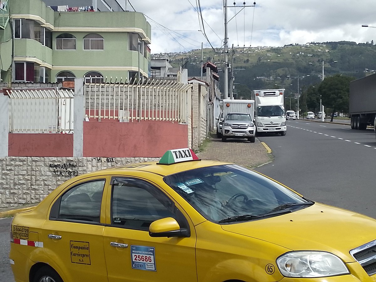 catcapi's tweet photo. @AMT_Quito TODOS LOS DIAS AQUI HACEN DE LA ACERA SU PARQUEADERO https://t.co/OT2VKNfyXB