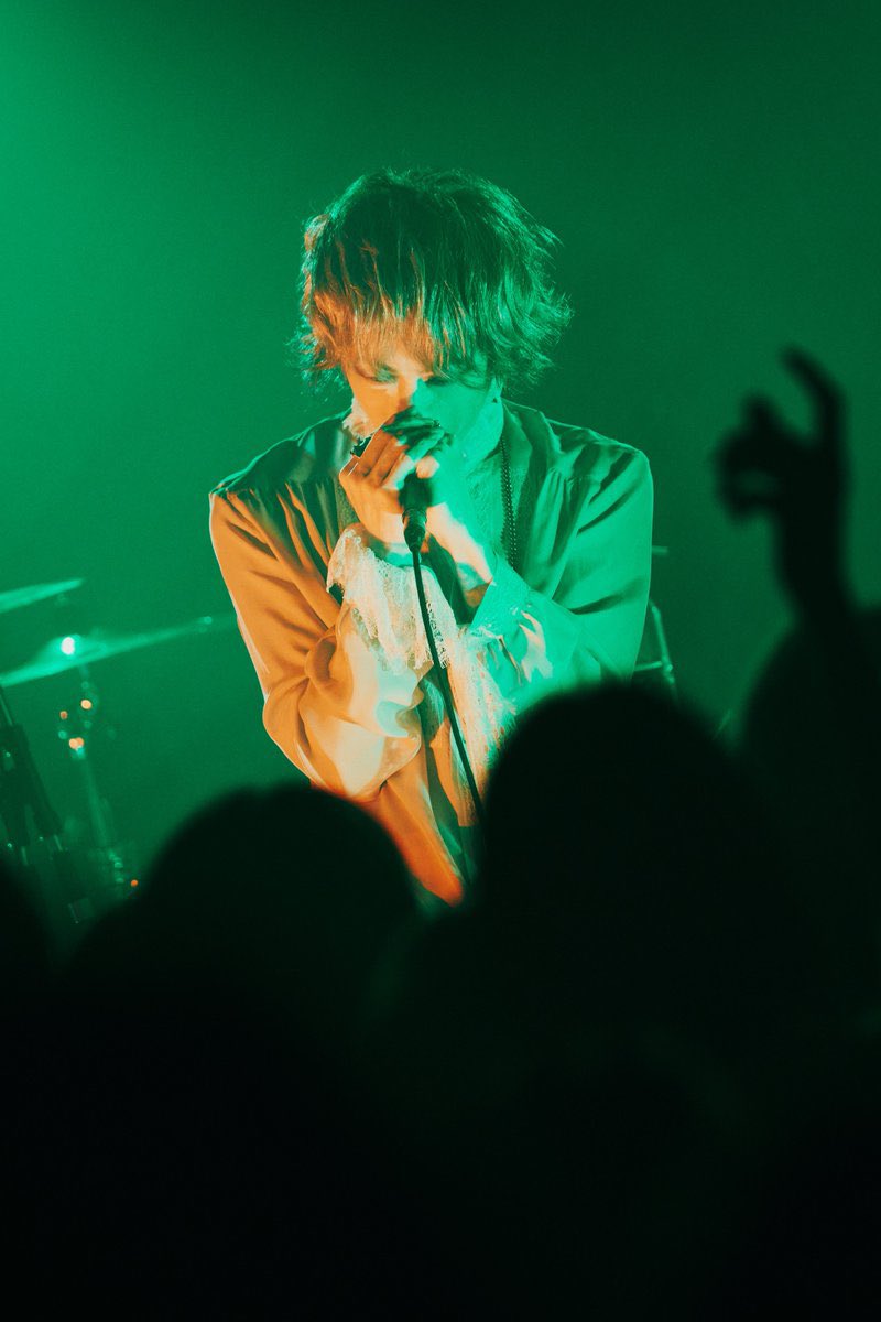 ucZLifPLSLFsKT5's tweet photo. ←昨夜のLIVEのyukihiro
　JEKYLLツアーのHYDE→ https://t.co/fKdy2CWAZs