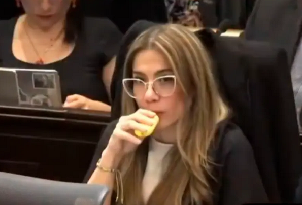 JavierReveloB's tweet photo. @RedMasNoticias Juvinao' querida, pero no te metas drogas antes de hacer videos por fa' #YFume #Sople #Vicios #Juvinao https://t.co/kWxXdNYdPK
