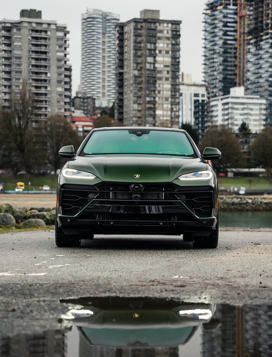 LuxuryCars365's tweet photo. Lamborghini Urus SE ☁️ https://t.co/JFzIzWcOB8