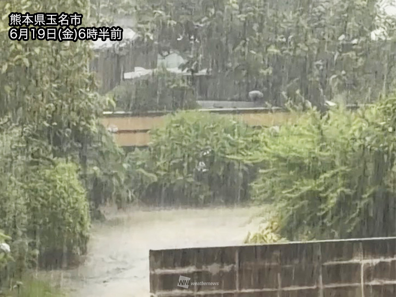 wni_jp's tweet photo. 【九州で局地的に激しい雨】
今日19日(金)の九州は梅雨前線の影響で朝から雨が強まっており、局地的に激しい雨となっています。道路冠水や低い土地の浸水、河川の増水などのおそれがあるため注意が必要です。
https://t.co/89wlhKOOJo https://t.co/K5vXYfZGhs