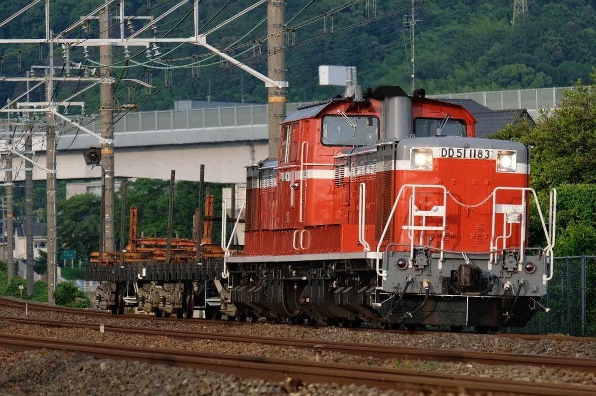 ef16_6's tweet photo. 2026.6.19
山崎〜長岡京  工9896レ　　DD51-1183 + チキ×2  鳳工臨

環状線戻りなので､何処で撮ろうか思案しつつ自宅を出ると､綺麗な朝焼け。
地元は影落ちが悩ましいのでお散歩ついでに調子へ。
(PF敦賀工臨は条件悪いのでパス😅)
FUJI X-T2 + XF55-200mm F3.5-4.8 https://t.co/RNBCdXfISU