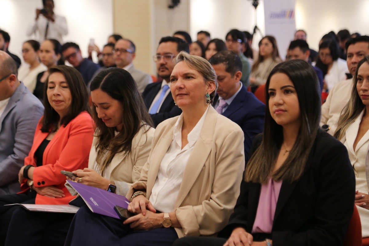 EcuadorMAE's tweet photo. 🌿 [SOSTENIBILIDAD AMBIENTAL Y POLÍTICA PÚBLICA]

Hoy, en Quito, la viceministra de Ambiente y Marino Costero, Alicia Jaramillo, participó en el evento "Hacia la sostenibilidad ambiental a través de la política pública", un encuentro organizado por este Ministerio, que reunió a representantes del sector público, privado, la academia y organismos de cooperación para intercambiar experiencias y fortalecer las políticas públicas ambientales. 

Durante la jornada se desarrollaron ponencias y un conversatorio enfocado en los desafíos y oportunidades para consolidar una gestión integral de residuos sólidos, promover la economía circular y fortalecer la remediación de fuentes de contaminación, en el marco de los proyectos GIREC y GESPAF.