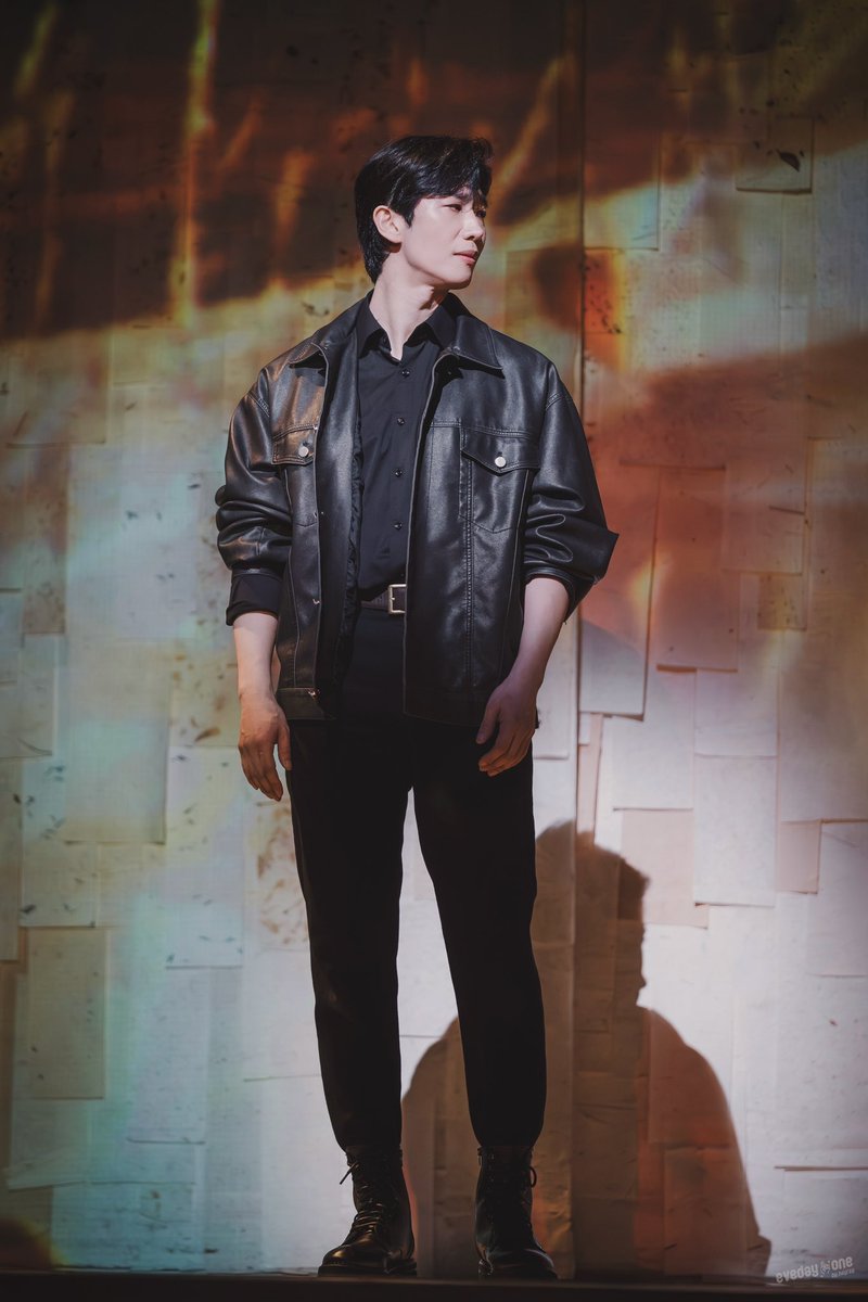 X_______ver3's tweet photo. 남자는 등으로 말한다 https://t.co/1jIjAvzJyV