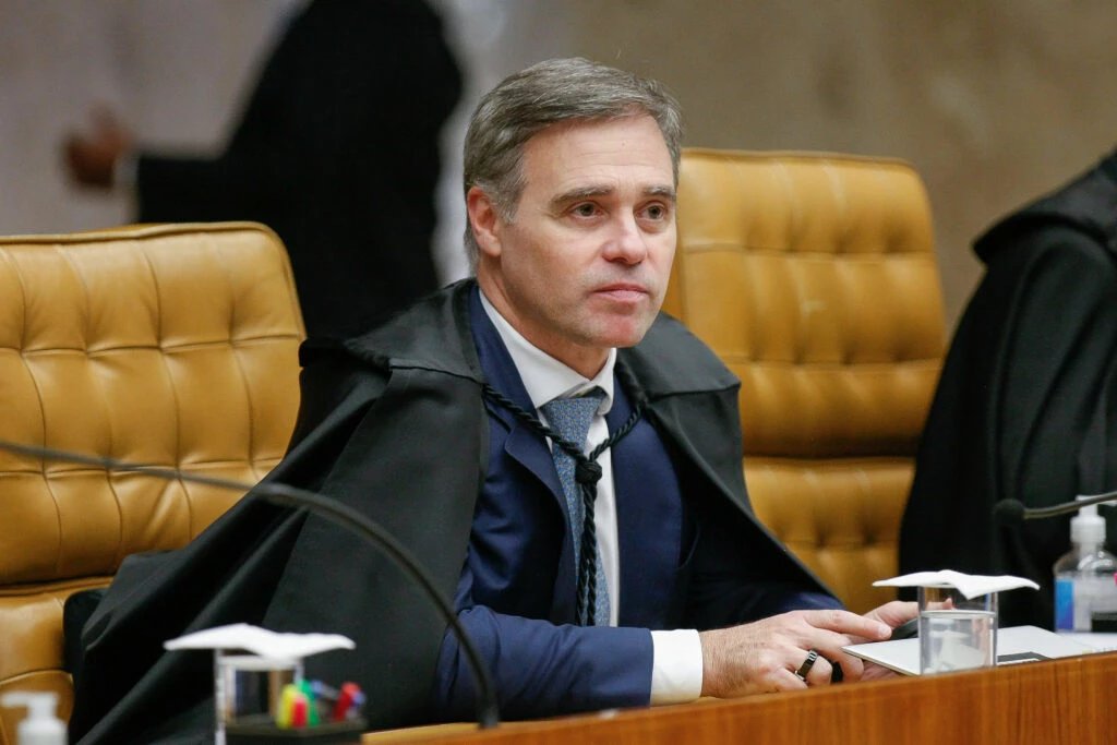 leandroacastro's tweet photo. Mendonça determinou que operação contra o Master fosse realizada sob sigilo máximo. Nem o diretor-geral da PF, Andrei Rodrigues, teria sido informado sobre a ação. O detalhe que incendiou os bastidores: Andrei esteve com Lula horas antes e foi pego de surpresa.
O sistema vai cair https://t.co/B85StxsCXe