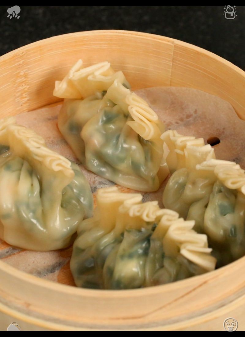 ws22bl24's tweet photo. 空气寒冷而潮湿，弥漫着尘土与腐朽的气息，其中还夹杂着淡淡的香草味——那是克拉拉在日记中提到的、她最喜欢的味道，源自她母亲做的饼干。说话要谨慎。 https://t.co/0V6CIIBKWJ