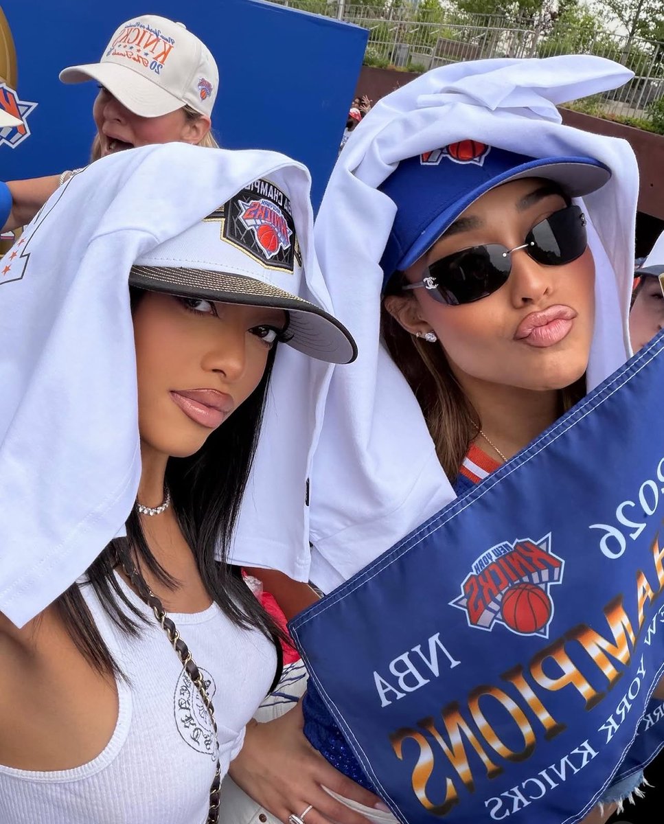 SunnyBanks_'s tweet photo. Jodie Woods shares some photos from today’s NY Knicks Parade 🧡💙 https://t.co/UsoWEtjHoV