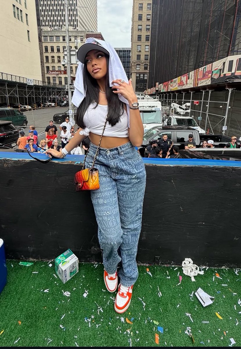 SunnyBanks_'s tweet photo. Jodie Woods shares some photos from today’s NY Knicks Parade 🧡💙 https://t.co/UsoWEtjHoV