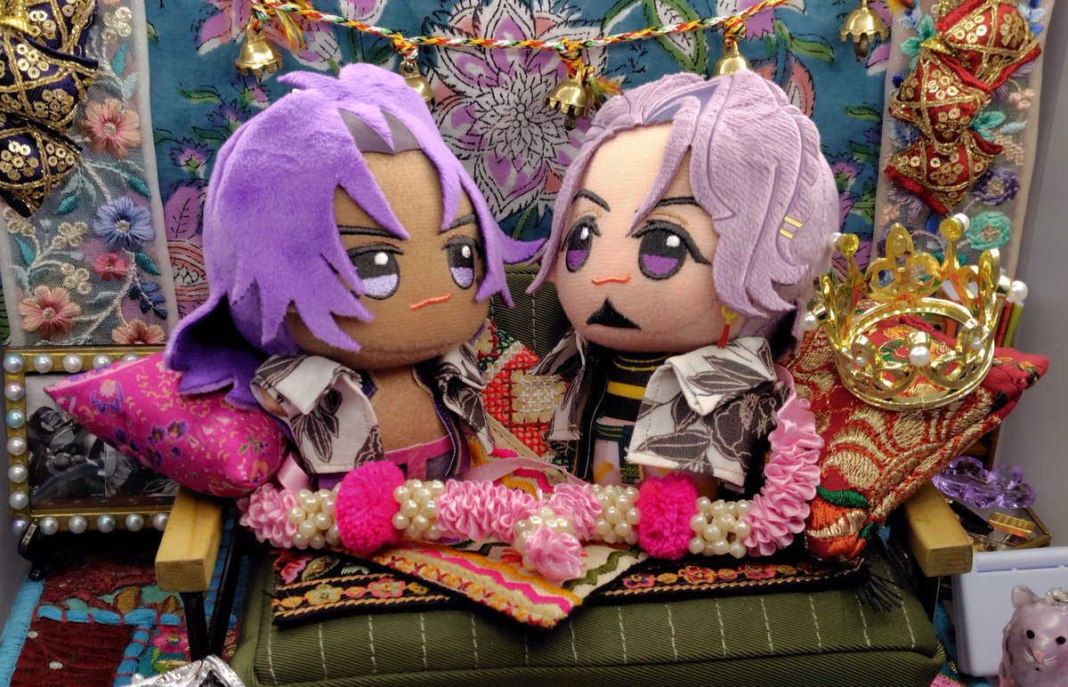 neriya10jou's tweet photo. お祝いだぜ（俺はこういうのは別にいい、頭が重くなるしな）と言い出すぬいビに（つべこべ言わずに被らんか！　記念日だぞ！）するぬいヨ（ま、わしさまの充溢する王威に気圧されてしまう気持ちはわかるがな！）（ゴチャゴチャうるせえな、ようは礼を失するなって話だろ、わかってるさ） https://t.co/ppIMstrEUk