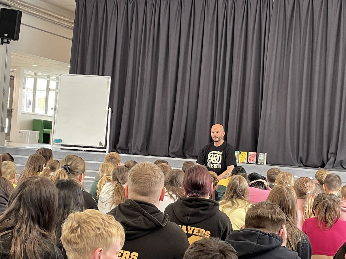 HarrysmuirPS's tweet photo. P5/6, P6 &amp; P7 walked to @KnightsridgePr1 for an author visit today. @EarlyTrain was ace! Really resonated with our pupils and his love of words and poetry shone through! #Harrysmuirreads 📚 #Readingschools Thanks so much to Knightsridge for the invite https://t.co/Lkxp8oGUSs