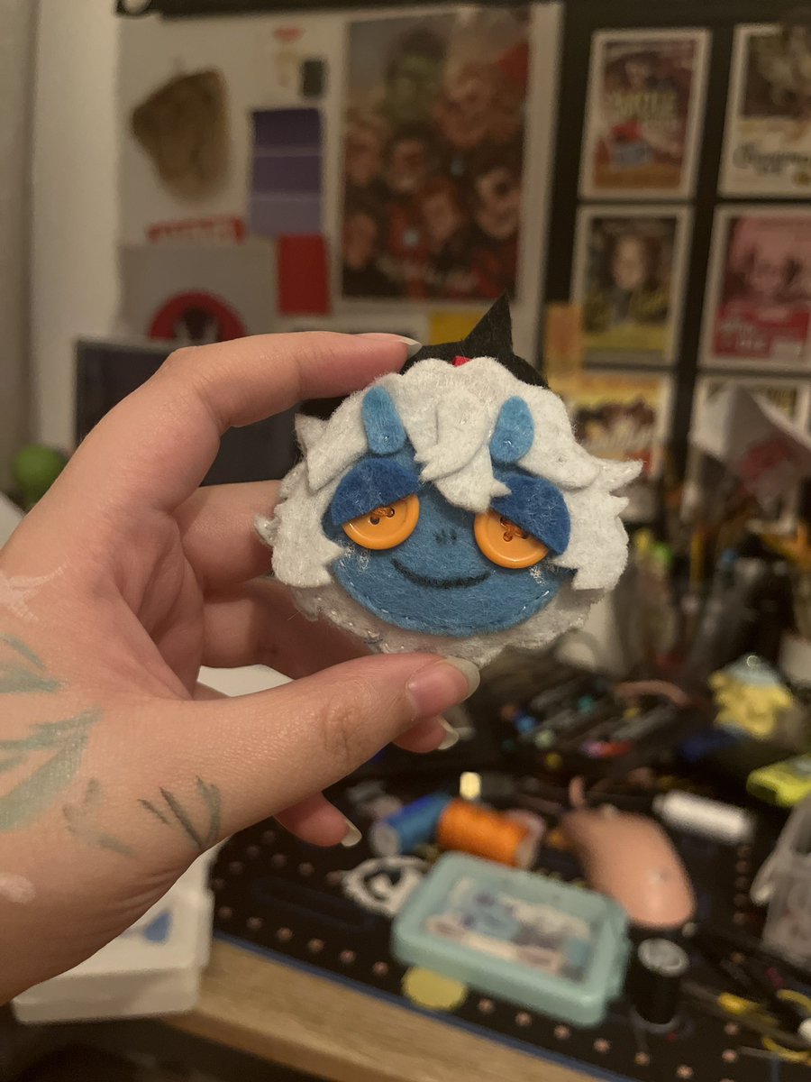SugarBadLuck's tweet photo. I been learning how to sew so I been doing silly stuff between work, last night I made me a little happy chaos felt keychain!! 
I made his eyelids posable in a way so he can look angy or neutral KSBSKSJ (last pic of my ita bag + another keychain I did a while ago!) https://t.co/fs1B7E7ySe