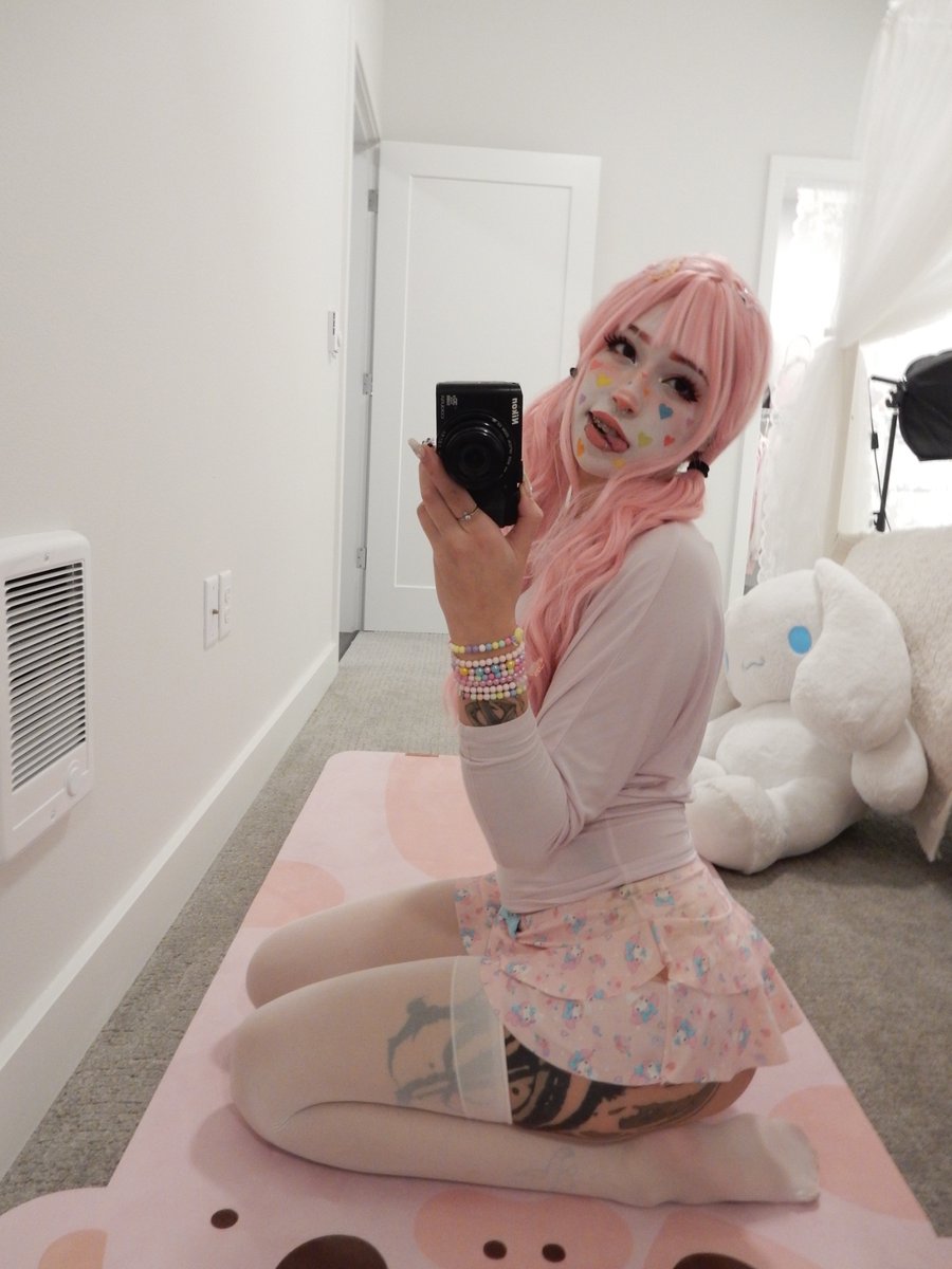 stimkybunsie's tweet photo. do yall actually find clown girls attractive? 🙄 https://t.co/yiDUOuGhKo