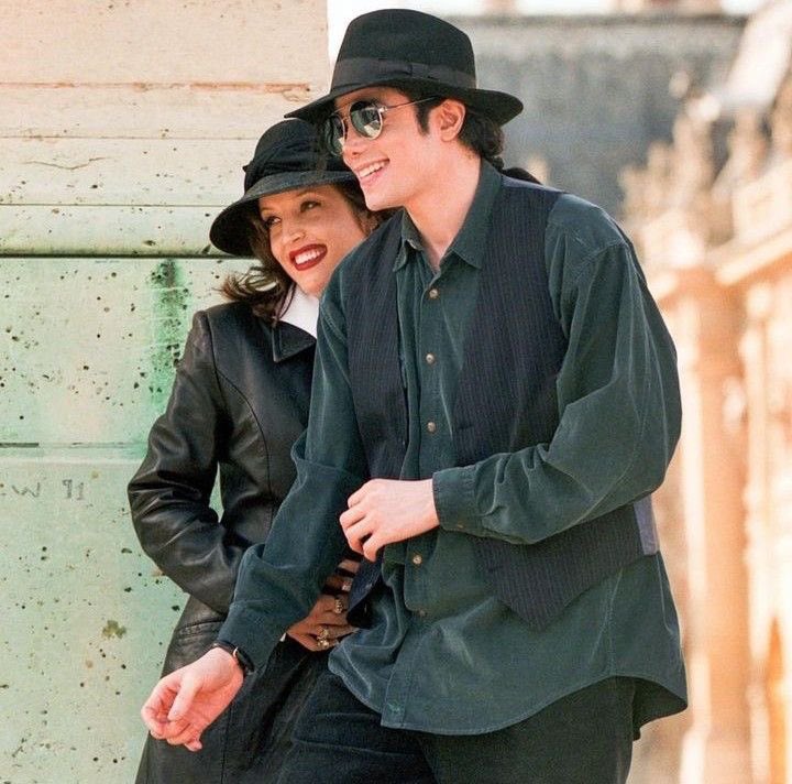 mjjswif3's tweet photo. ele sorrindo igual besta SÓ porque a esposinha dele estava do lado https://t.co/aGtS4aHAgu