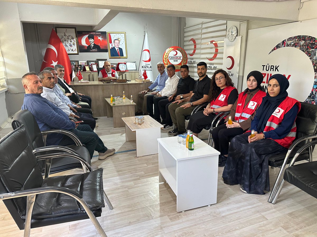 KViransehir's tweet photo. Viranşehir Ak Parti İlçe Başkanı Lütfi Bağcı ve beraberindeki heyet, Şube Başkanımız Abdülkerim Etli’yi Şube Binamızda ziyaret etti .

Gerçekleşen ziyarette,Şube çalışmaları ve iş birliği imkanları üzerine değerlendirmelerde bulunuldu.Bu anlamı ziyaret için teşekkür ederiz.Türk Kızlayın Yaptığı Büyük Hizmetler den dolayı Şube Başkanımız’a plaka vermesiyle bizleri onurlandırdı.🌙🇹🇷 #SensizOlmaz #RecepTayyipErdoğan @FatmaMericYlmaz @ramazansaygili1 @kocemree @KML_KRDNZ @sukrucan68 @YenerTANIK @Meyraceliik @avesraozkoc @ofarukcaliskan @CYAZMAC @nurdaldurmus @Kizilay @KizilayKurumsal @lutfibagci @Akparti @akpartivsehir @akpartiurfa @drinanahmet @EtliAbdulkerim
