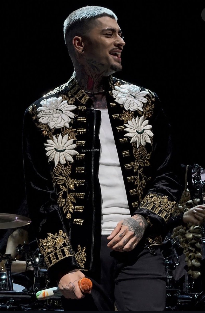 vitaminZain's tweet photo. Here are HQ photos of Zayn at the @arenavfg in Guadalajara last night.❤️

📷 : arturo_g._tovar https://t.co/QsfOOHfWd0