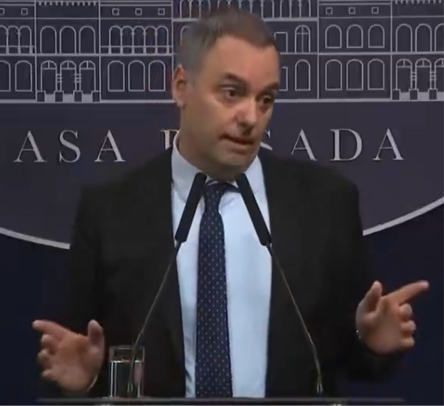 claudiosavoia's tweet photo. 📌La moción de censura contra Adorni no es un tecnicismo parlamentario: es el Congreso activando una herramienta constitucional para pedirle explicaciones al jefe de Gabinete.
📌No lo condena penalmente. Lo pone bajo responsabilidad política.
📌Y la pregunta es bastante simple: si mintió o no pudo explicar su patrimonio, ¿puede seguir siendo el funcionario que debe rendir cuentas ante el Congreso?

👉Moción de censura, en criollo: El Congreso puede citar al jefe de Gabinete, pedirle explicaciones y, si junta los votos necesarios, removerlo.
👉No es un juicio penal. Es responsabilidad política. En el caso Adorni, la discusión es si sus explicaciones patrimoniales alcanzan para seguir en el cargo.