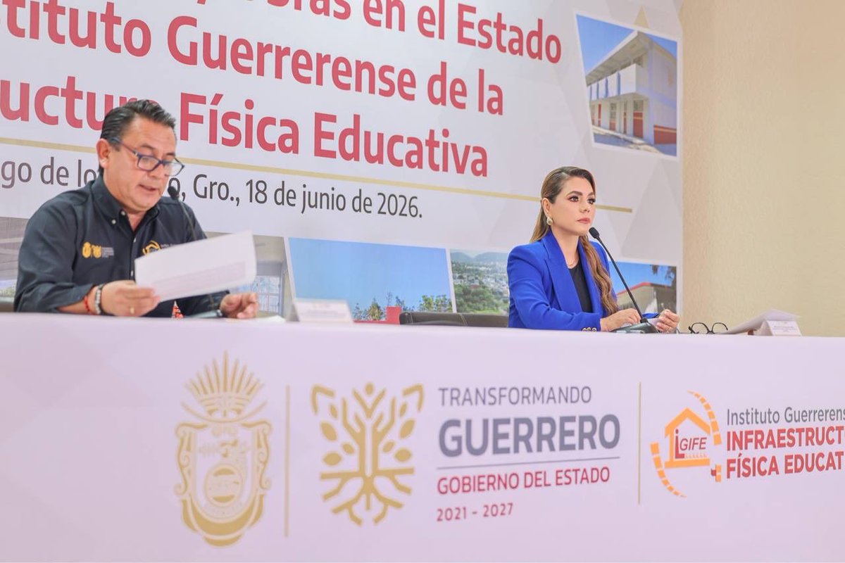 EvelynSalgadoP's tweet photo. Con una inversión histórica superior a los 2 mil 300 millones de pesos en más de 1,500 obras y acciones, transformamos la infraestructura educativa en Guerrero.📚

Junto al titular del @IGIFEOficial, Enrique Ramírez Barrios, compartimos los avances de estos esfuerzos, que benefician a más de 1.1 millones de estudiantes en las ocho regiones del estado.

Además, hemos construido 19 bachilleratos en 12 municipios, fortaleciendo la educación con nuevas aulas, laboratorios, talleres, techados, canchas y más espacios dignos, para que todas y todos los estudiantes sigan cumpliendo sus sueños. 📚