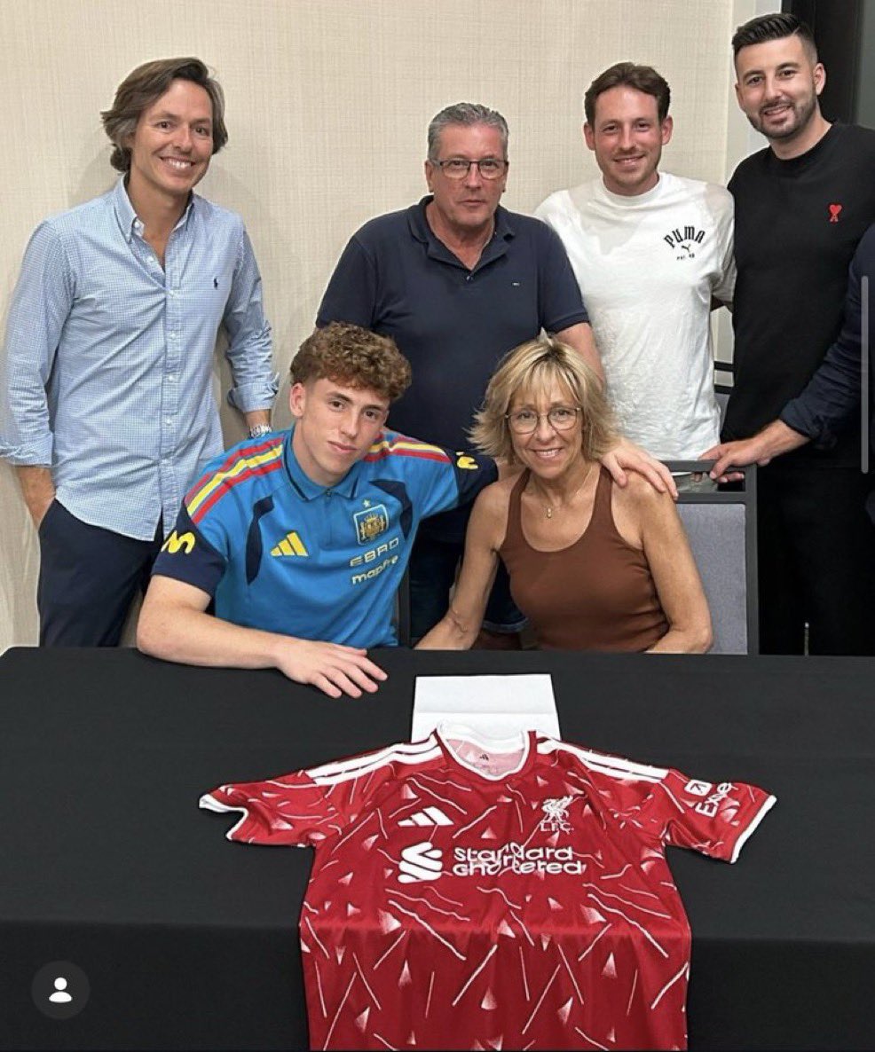 RedsFrance's tweet photo. 𝐕𝐢𝐜𝐭𝐨𝐫 𝐌𝐮𝐧̃𝐨𝐳 et sa famille lors de la signature de son contrat avec Liverpool ! ✍️

𝐁𝐢𝐞𝐧𝐯𝐞𝐧𝐢𝐝𝐨, 𝐕𝐢́𝐜𝐭𝐨𝐫. ❤️

[📸Instagram] https://t.co/qLDZoJOaq3
