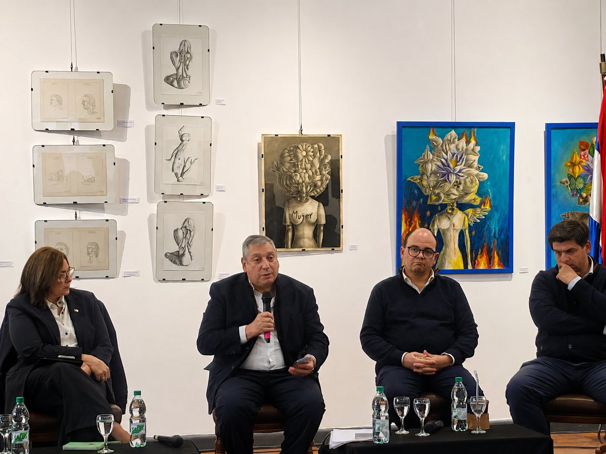 Daniel_Arcieri_'s tweet photo. Participando en Florida del encuentro “IA y gestión pública”, invitado por el intendente Carlos Enciso. Un espacio clave para conectar gobiernos, empresas e innovación. La IA debe adoptarse con estrategia, método y sentido humano. #IA #Uruguay https://t.co/7DrjACHlmn