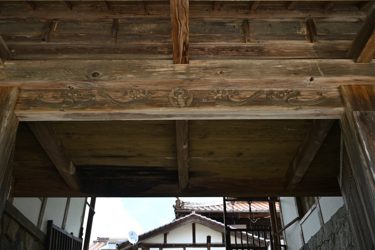 belfry2000's tweet photo. 本山寺御廟の平唐門(県指定)
本山寺仁王門(貞享3年(1686)、県指定)
本山寺長屋門(弘化2年(1845)、県指定)

長屋門は寺院のものとして規模が大きく、全体が漆喰で塗り込められた姿からは寺っぽくないというか、城のような軍事的な意図を感じる https://t.co/42Reaq1Gkt