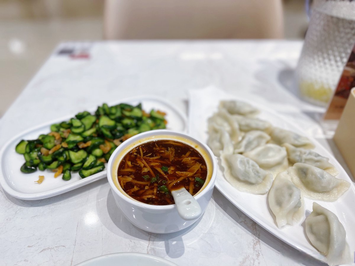 Tearsof67148051's tweet photo. Midnight snack win  Crispy pork and chive dumplings fresh from the pan, paired with iced lemon tea—this is exactly the comfort I needed after a long day. https://t.co/fXa4GXT5jQ