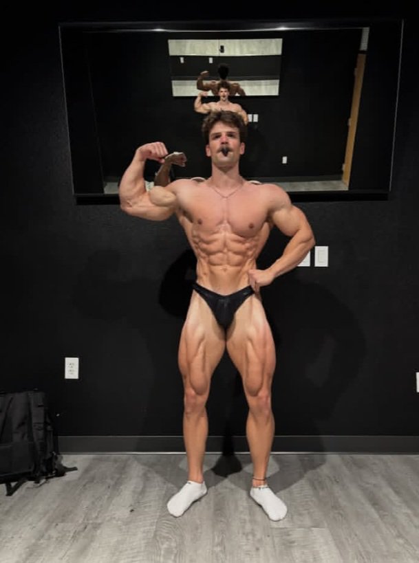 AlphaKissel's tweet photo. Who am I bullying today 
#cashmaster #findom #alpha #biceps https://t.co/OcUn0uAJXQ
