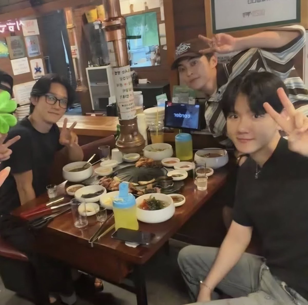 FocusonBBH's tweet photo. WE LOVE YOU CBX 💙❤️💚
ALWAYS WITH CBX 💖

@B_hundred_Hyun #BAEKHYUN #백현 @_baekhyun_JP @BAEKHYUN_INB100 https://t.co/KH3kTNEoMq