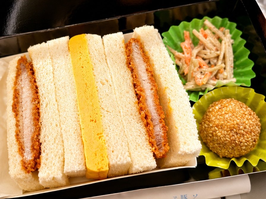 memoire94's tweet photo. 羽田>金浦の機内食
前回までは冷たい弁当でJALなのに…って思ってたら今回はサンドイッチだったのはいいけど、この献立にごま団子って… https://t.co/FZStY0i8jf