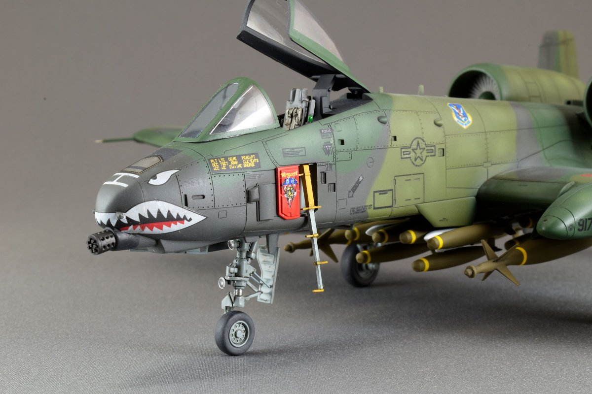 gorimodeler's tweet photo. アカデミー 1/72 A-10A THUNDERBOLT II
完成！

キットはオペレーション イラキ・フリーダムのグレー迷彩仕様でしたが、A-10Aといえばこのカラー、の刷り込みが深いチャコール・リザード迷彩（ヨーロピアン・ワン）で仕上げました。
足りないデカールは自作しました。
#軍団26カミナリ祭
#A10A
#72lab https://t.co/ds9AhpVALW
