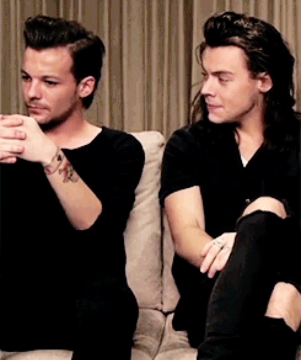 itsmesuckrs's tweet photo. i love when she can’t control herself and just fangirl over louis https://t.co/IILyXNEaRG