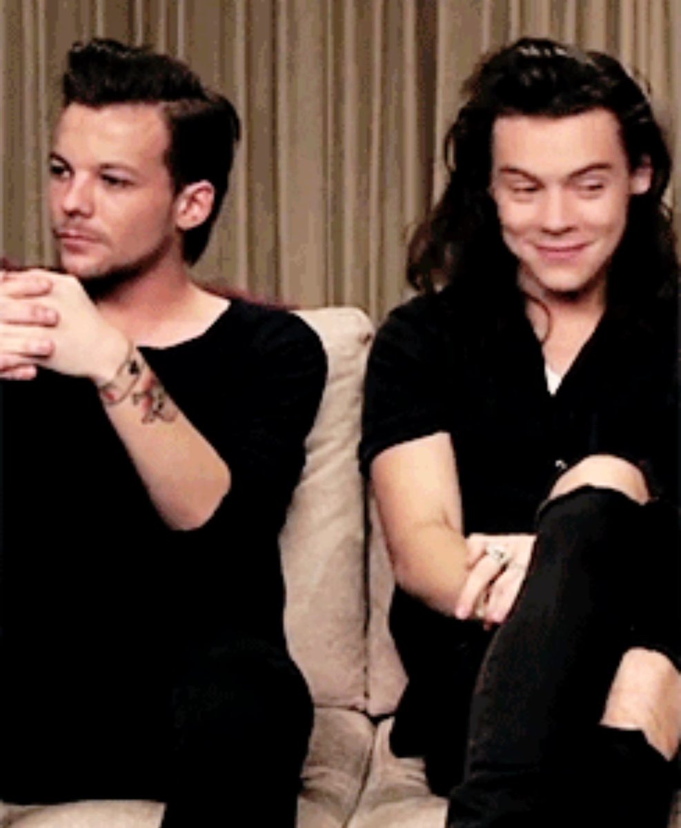 itsmesuckrs's tweet photo. i love when she can’t control herself and just fangirl over louis https://t.co/IILyXNEaRG