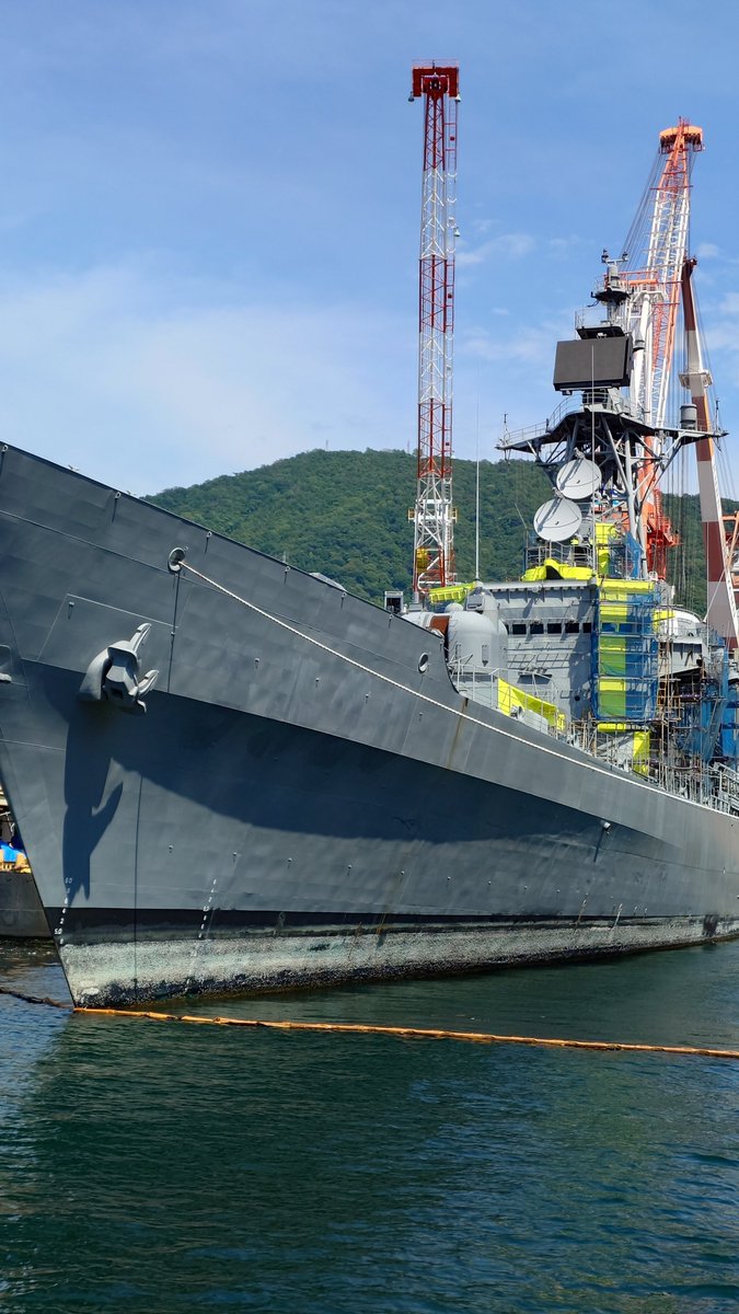 momijikun_shiba's tweet photo. おはようございます⛅️呉湾艦船めぐりです⚓️

今日は金曜日♫カレー🍛を食べて元気に週末を迎えましょう☆😺

徐々に塗装も進んできた元練習艦「はたかぜ」あまり詳しくは無いですが😅…自衛艦では最後のカタチのアンカー、ホールス型⁉️なのです😊是非見に来て下さいね☆

夕呉は19:00発🌇

#艦船めぐり https://t.co/iD0LX5WfvQ