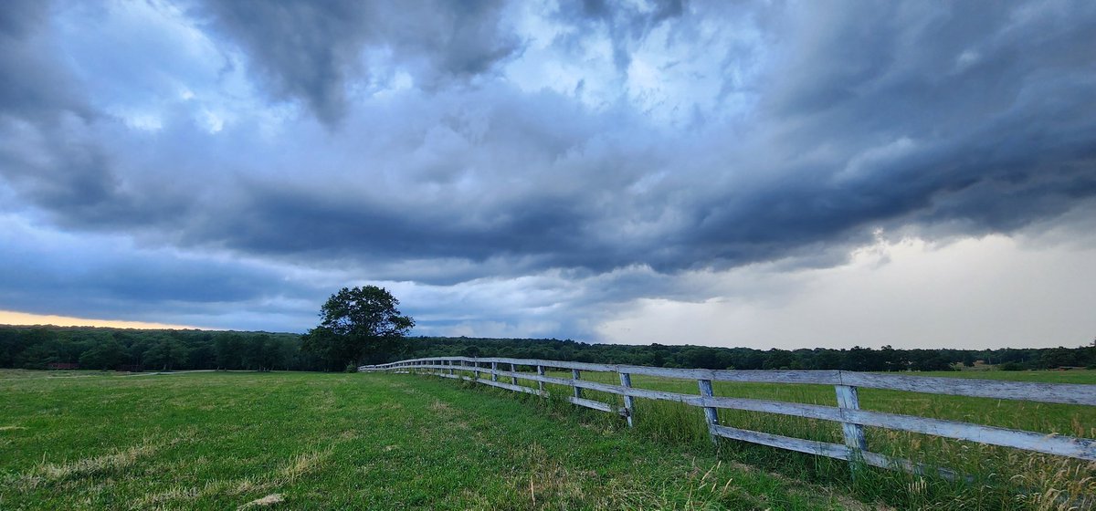 chris64andrade's tweet photo. @Met_CindyFitz @Wxdavidw  it's passing  North Attleboro right now https://t.co/BIIWR1asaH