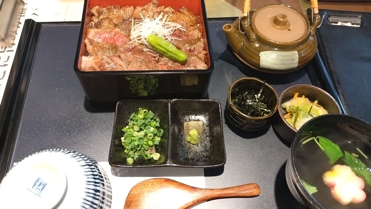RIV_SEA's tweet photo. 数日前に上司からランチをご馳走になった。
宮崎県産のサーロインステーキ重
お肉が美味しかった😆

食後はいつものスタバ。 https://t.co/MJ3G6cVGJH