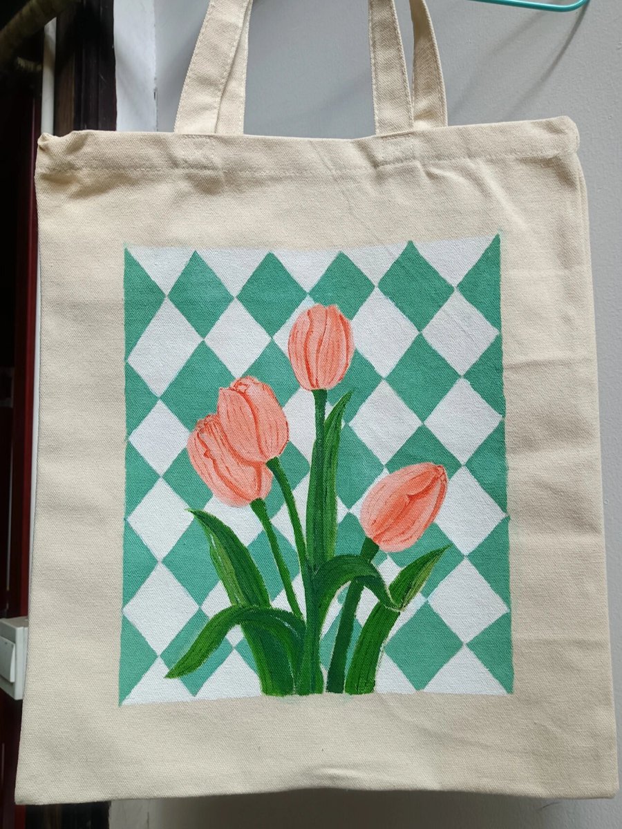 dsharpinskay's tweet photo. Just finished my first hand-painted linen tote! It’s so satisfying to turn plain fabric into something unique  #DIYCrafts #HandmadeWithLove， https://t.co/uDomL6vqGq