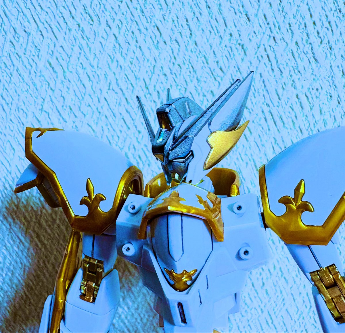 StagCutley's tweet photo. ブラックナイトスコードカルラのミキシング制作開始😠
(顔をガンダムヘッドにしてみたくて)

#ガンプラ
#HG https://t.co/Cqvxhw8KeC