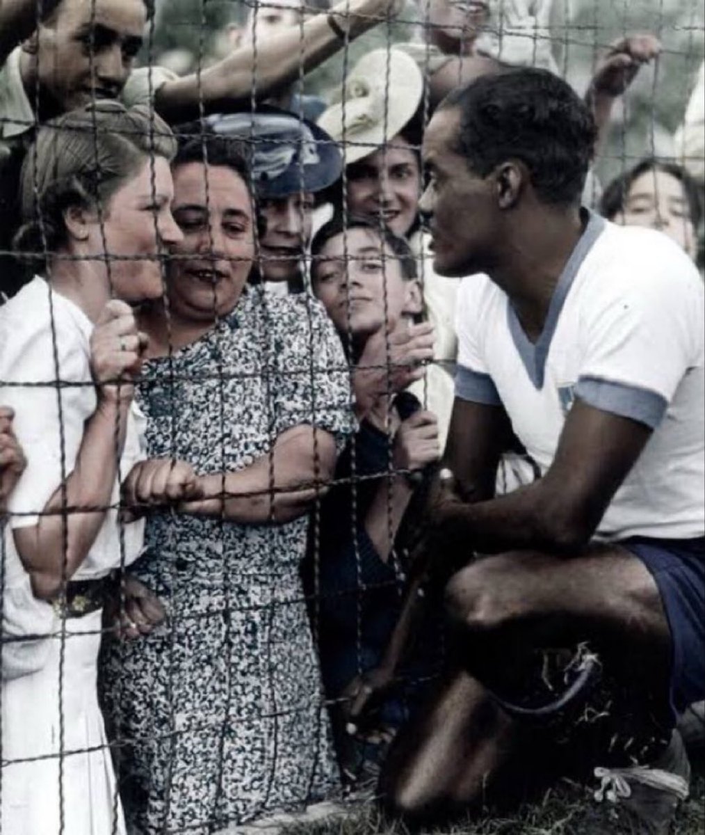 futnostalgico's tweet photo. 🇧🇷 Leônidas da Silva conversa com torcedores antes da decisão do 3º lugar da Copa do Mundo de 1938, na França. https://t.co/f52xcjdv1Q