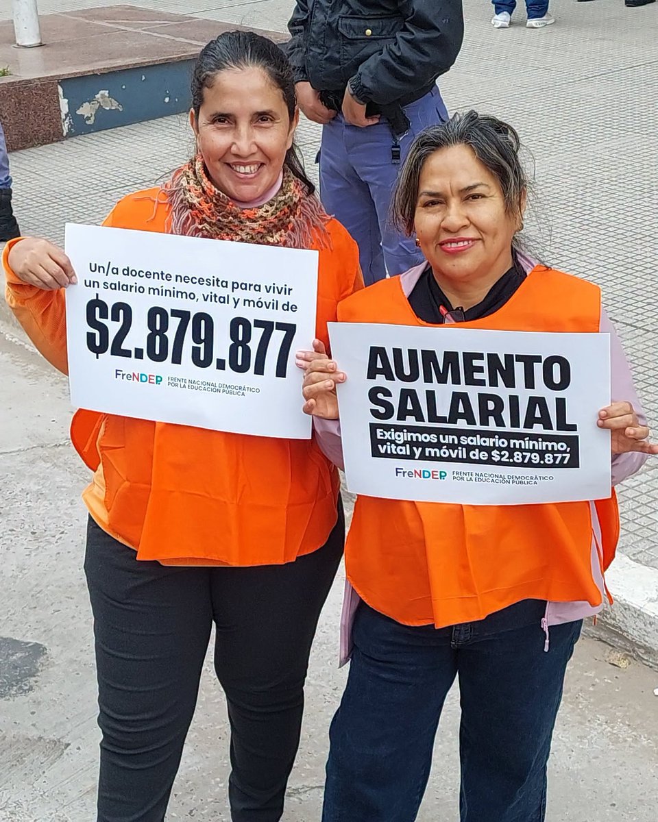 prensagda's tweet photo. 📷¡HOY MARCHAMOS POR NUESTROS DERECHOS!
En el marco del Paro Nacional convocado por el FreNDEP, la docencia formoseña de GDA gana las calles. Decimos BASTA al atraso salarial: exigimos un SMVM Docente de $2.800.000. https://t.co/ZnI9ahFsq0