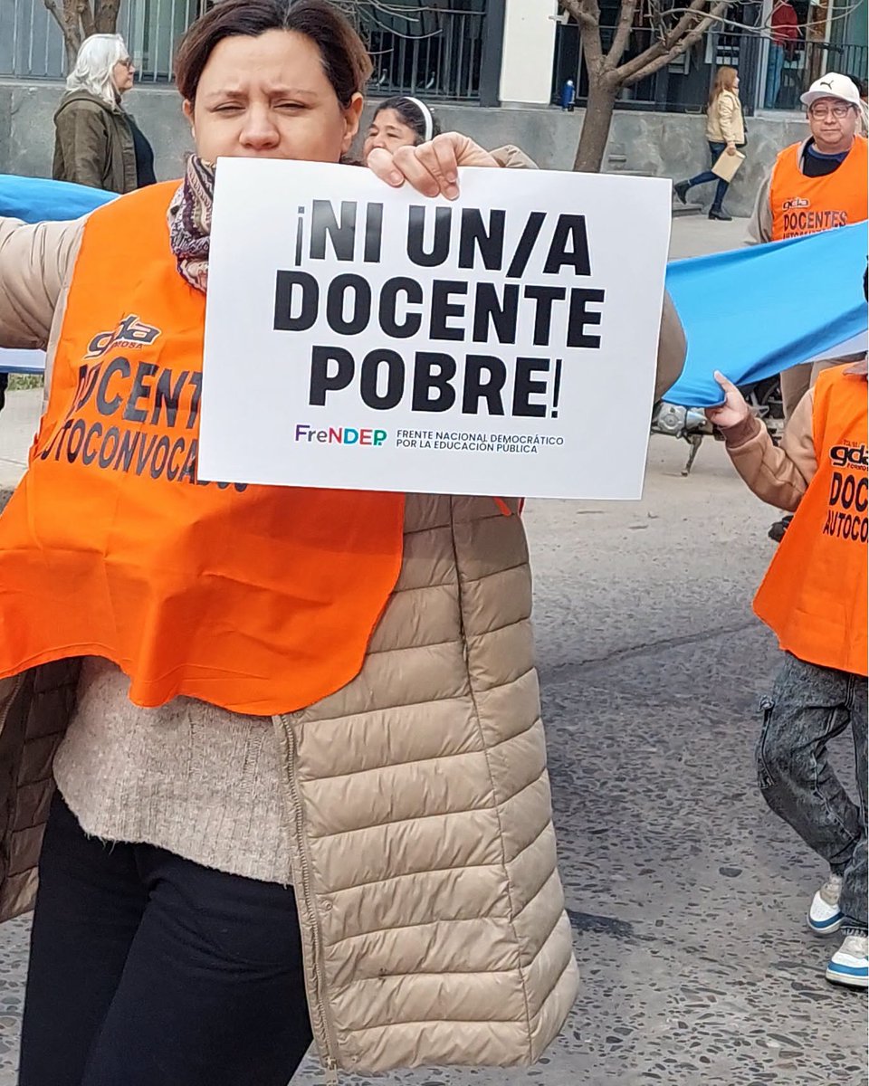 prensagda's tweet photo. 📷¡HOY MARCHAMOS POR NUESTROS DERECHOS!
En el marco del Paro Nacional convocado por el FreNDEP, la docencia formoseña de GDA gana las calles. Decimos BASTA al atraso salarial: exigimos un SMVM Docente de $2.800.000. https://t.co/ZnI9ahFsq0