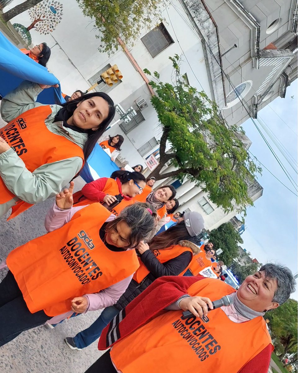 prensagda's tweet photo. 📷¡HOY MARCHAMOS POR NUESTROS DERECHOS!
En el marco del Paro Nacional convocado por el FreNDEP, la docencia formoseña de GDA gana las calles. Decimos BASTA al atraso salarial: exigimos un SMVM Docente de $2.800.000. https://t.co/ZnI9ahFsq0