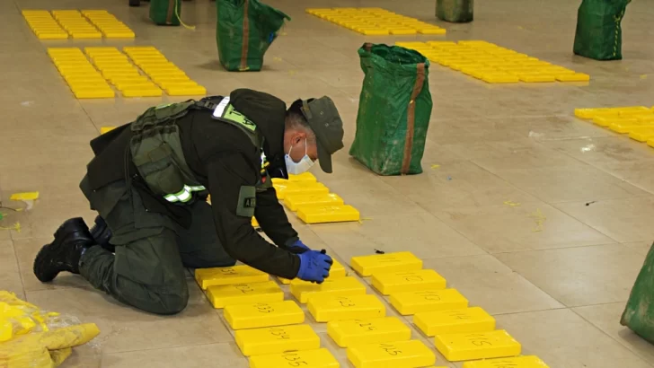 funesbeto's tweet photo. Tucumán: Detuvieron a un ex candidato a concejal de Famaillá por el secuestro récord de 470 kilos de cocaína. Rodrigo Cristian Chávez, ex empleado municipal y dueño de una verdulería, fue apresado por la Justicia Federal. Se lo acusa de ser quien contrató al conductor que trasladaba el multimillonario cargamento narco en la Ruta 157. La investigación sigue la pista de otros nexos políticos y comerciales. https://t.co/DAHLEVwea1