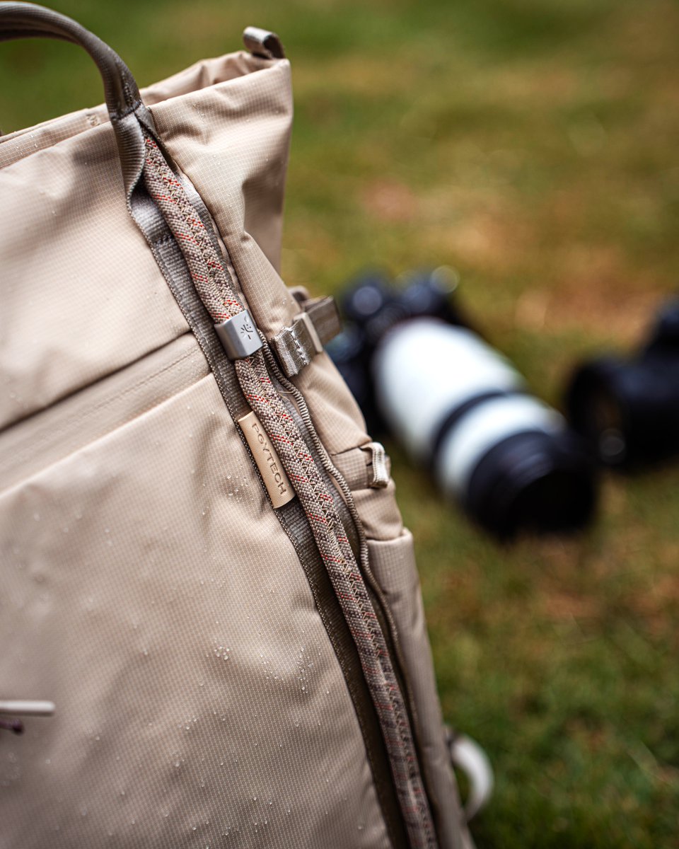 PGYTECH_global's tweet photo. The OneGo Roamer Tote Backpack 18L in Sand Khaki rests among fresh grass — droplets on the fabric, YKK zippers sealed tight, interior dry. Sand Khaki after a shower. Pure calm. 🎒✨
#PGYTECH #MakeCreationEasier #OneGoRoamer #AfterTheRain #OutdoorGear https://t.co/uF8MhfYHih
