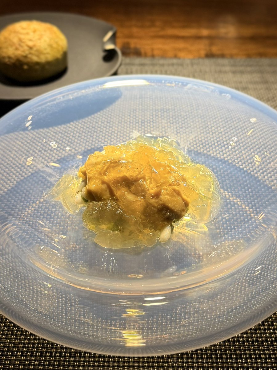 watalog31's tweet photo. 【フィオッキ】イタリアン、祖師ヶ谷大蔵

祖師ヶ谷大蔵の駅近く、ピエモンテ料理をいただきに初訪問。落ち着いた店内カウンターでいただくのは、全国の良食材をイタリア郷土料理に昇華させた唯一無二の内容。イタリア北部のワイン中心のペアリングと美味しい食事で満足感の高いコース。出身の秋田ジュエーメさんとのご縁でという秋田の食材も素晴らしい。

◎ トマト／木苺／モッツァレラ／伊佐木／キャビア
◎ヤングコーン／チェリー／生ハム
◎生雲丹／ミズ／大麦
◯鮑／アスパラガス
◎サーモン／ズッキーニ
◎鹿／ブルーベリー／独活
◎トラフグ／真竹
◎羊
◯パスタ2種
◯新生姜／ヨーグルト／キウイ
◎ティラミス
