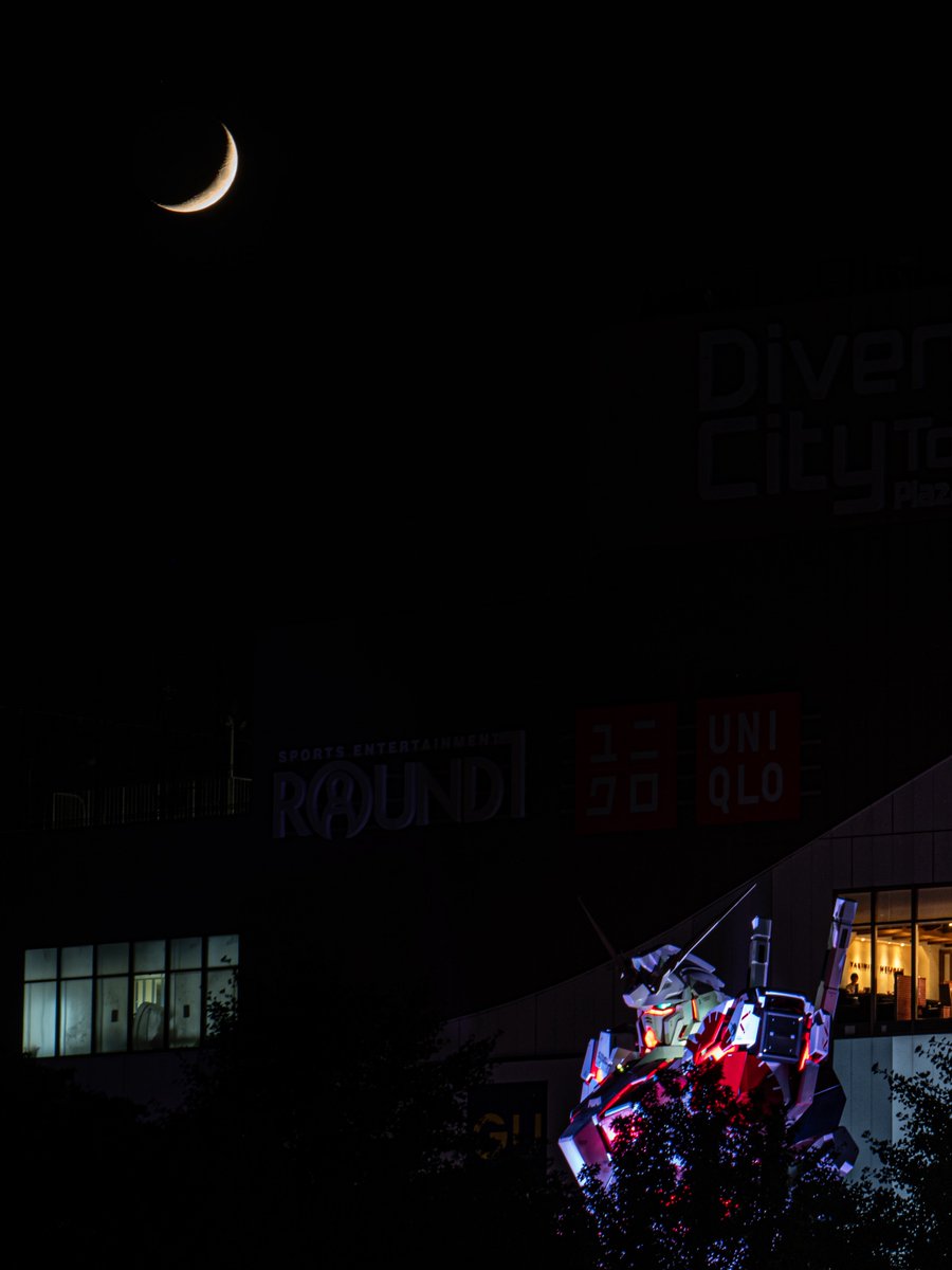 yoshi115t's tweet photo. Life-size Unicorn Gundam

実物大ユニコーンガンダムと夕月

ダイバーシティ東京やホテルが障害物となり、月との撮影には向かない角度ですが、残り少ないユニコーンとの時間なので挑戦してみました。

#実物大ユニコーンガンダムは8月で終了
#実物大ユニコーンガンダム https://t.co/i1rdBQwDMT