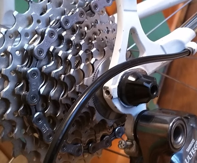 cycleactivering's tweet photo. ちょっとした愚痴。

なんで街乗りバイクにシングルスピードを選んでしまうか。いや、多段変速のロードも好きなんですよ。ロードレースやエンデューロ出る時は当然それ使いますし。

ただ普段乗りとすると、微妙なスプロケとチェーンのズレとか、シャリシャリ音とかが気になって仕方ない。きっとバンクでピスト乗ってるからなんでしょうね。ピストはロードノイズとギアチェーンがかみ合う音以外、基本異音は一切しないんですよ。

もちろんよくメンテされたロードバイクもその域に達するのですが、常にその領域にメンテし続けるのって結構大変。

そこでシングルスピードなんですね。シングルスピードはピストに匹敵するほど異音が無いし、メンテフリー。固定コグではなく、フリーにしてるのはその方が公道で安全確保できるからで、好みのようなものです。

シマノさんの機材だとかなりメンテフリーなんですけど、それでも11速12速となって昔よりは神経質になってきています。

良い自転車に乗る醍醐味は、走ってるときに余計な異音の無い気持ちよさというのがあると思うのですが、最近のロードバイクの高性能化は少し行き過ぎてるなと思う今日この頃なのです。