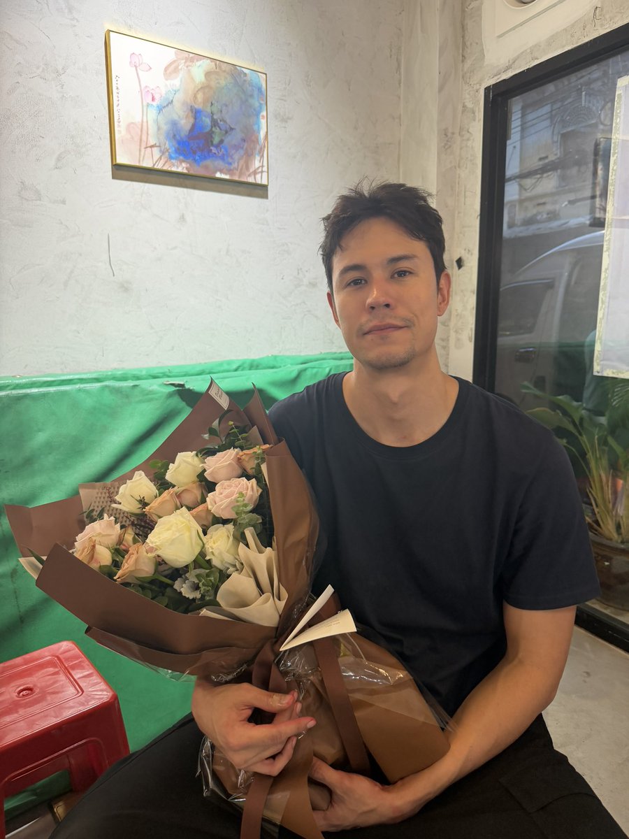 Jeammaz's tweet photo. ปิดกล้องไปแล้วอีกเรื่องนึง ขอบคุณผกก.และทีมงานสำหรับดอกไม้ช่อนี้ที่มอบให้แมนด้วยนะค้า🙏🏻🫶🏻

ฝากรอติดตามผลงานของพี่แมนปีหน้านะคะ
#ManTrisanu #แมนธฤษณุ https://t.co/dndJZOWDOj