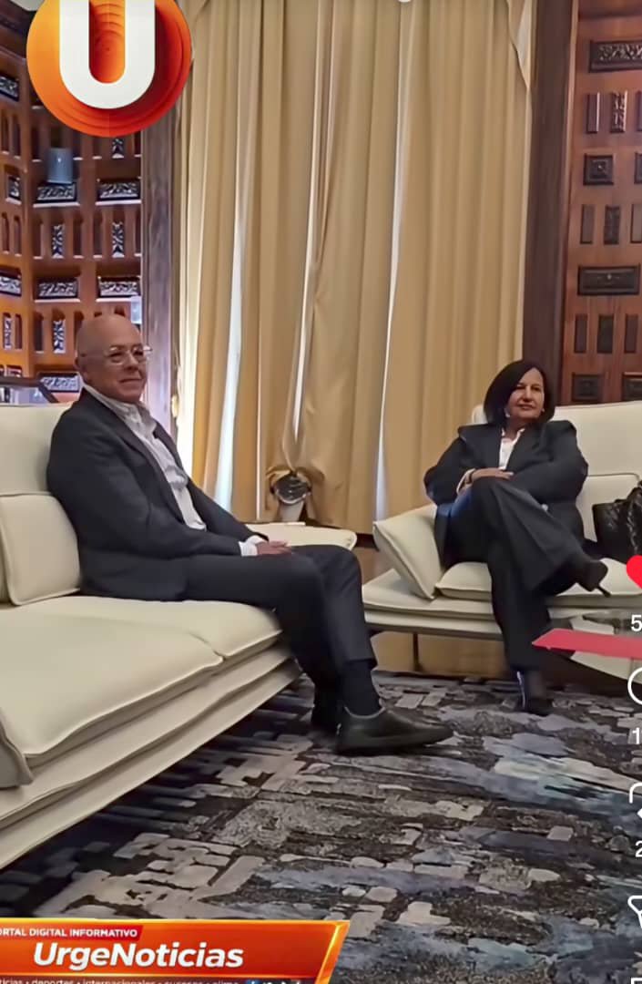 NicmerEvans's tweet photo. Esto decía Jorge Rodríguez de Dinorah Figuera hace unos meses.. Y después están las fotos de hoy cumpliendo la instrucción de Trump para tener que "meterse la lengua en el orto", como dicen los argentinos... 
Lo increíble que es no tener dignidad. https://t.co/gAknUqh7j8