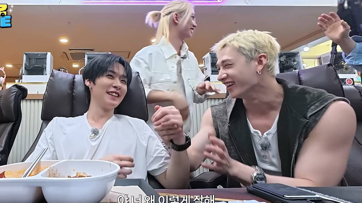 chanmin_CR's tweet photo. 🐺🐰99 https://t.co/35wu2LgnEl